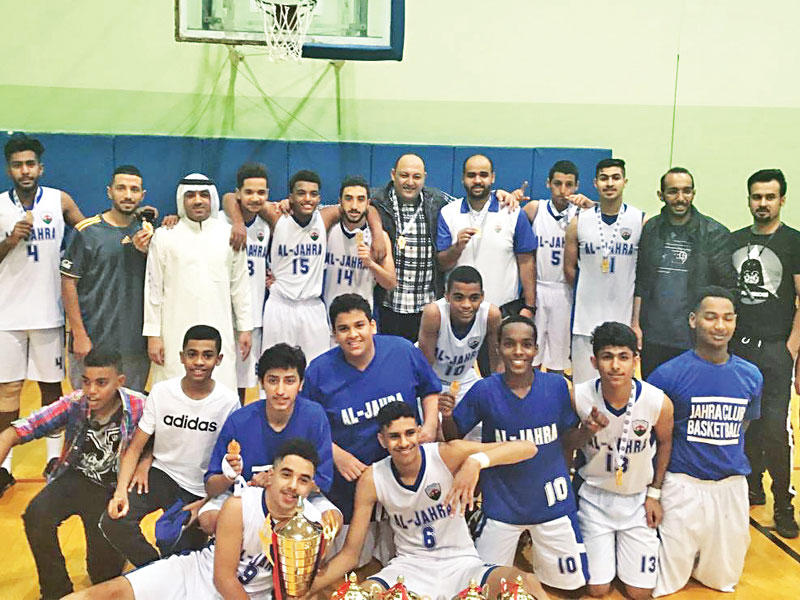 فريق نادي الجهراء محتفلاً بالتتويج