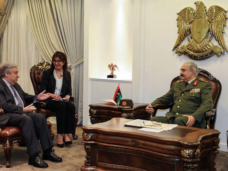 حفتر مستقبلاً غوتيريش في بنغازي أمس الأول (إي بي إيه)