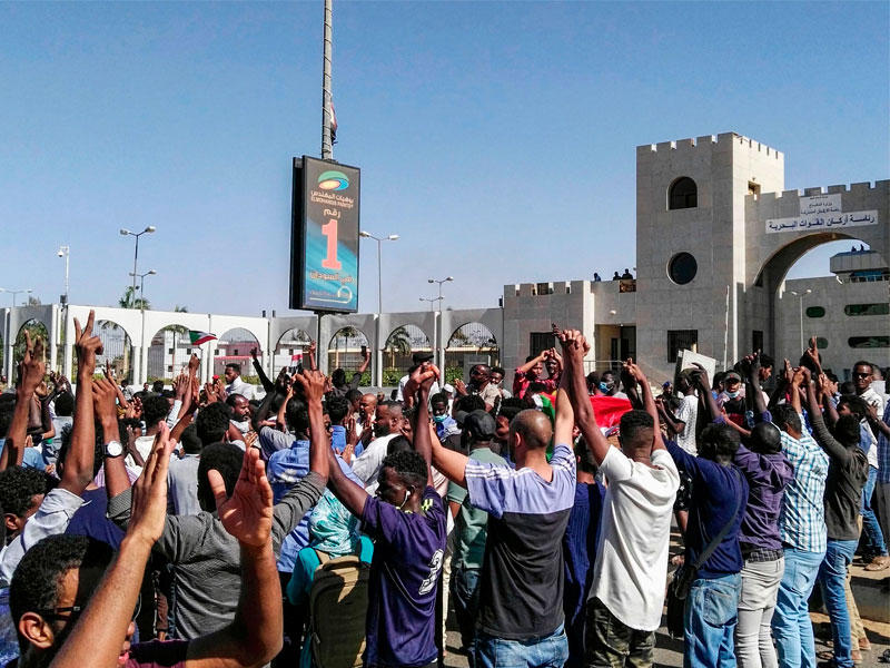سودانيون أمام مقر القيادة العامة للجيش أمس (أ ف ب)