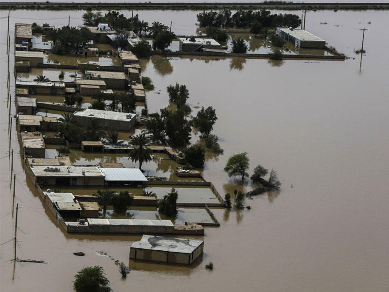 السيول تغرق بلدة في محافظة خوزستان (الأهواز) أمس الأول (رويترز)