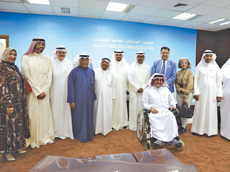 المشاركون في ديوانية العلاقات العامة