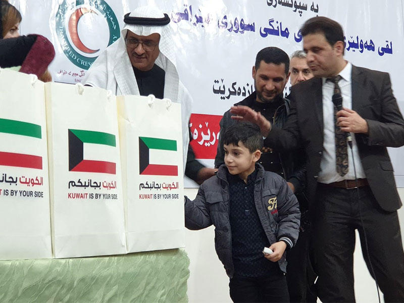القنصل العام الكويتي في اربيل الدكتور عمر الكندري خلال توزيع الهدايات على الاطفال من ذوي الاحتياجات الخاصة