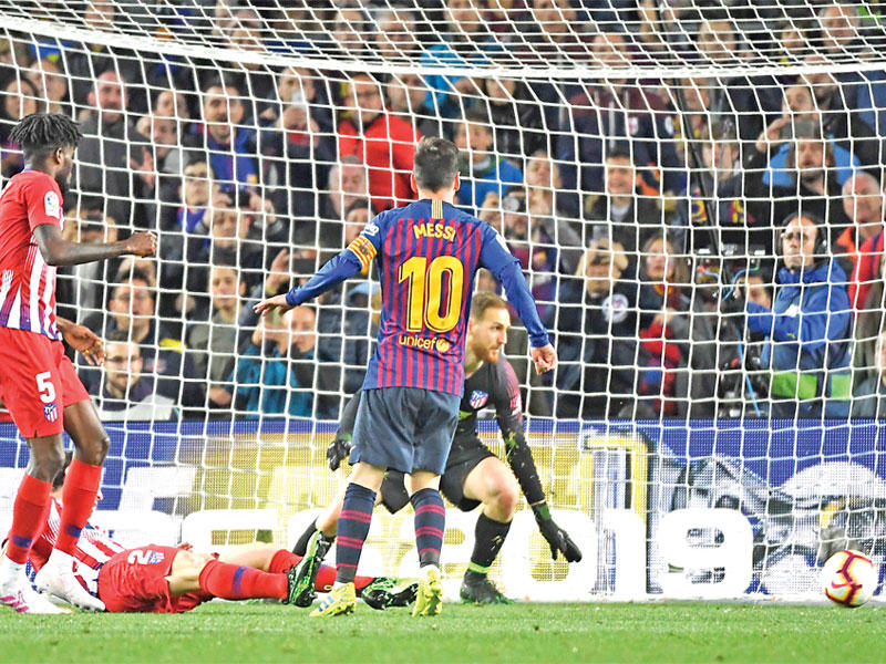 ميسي نجم البرشا يحرز هدفه في مرمى أتلتيكو مدريد