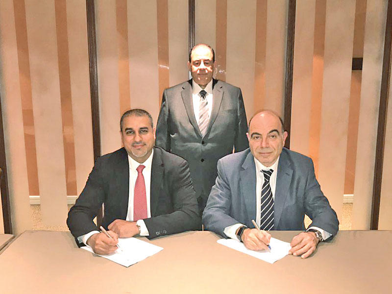 حسن قاسم (يسار) وردين قعوار (يمين) أثناء توقيع العقد