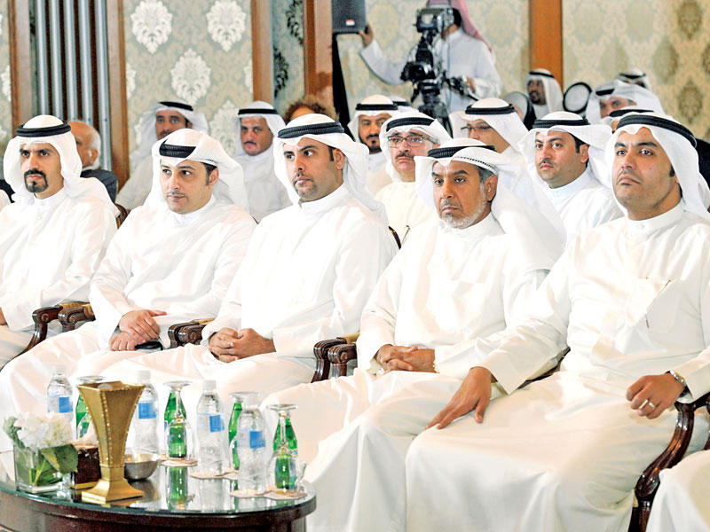 جانب من الحضور خلال العرض المرئي الذي أقامته البلدية