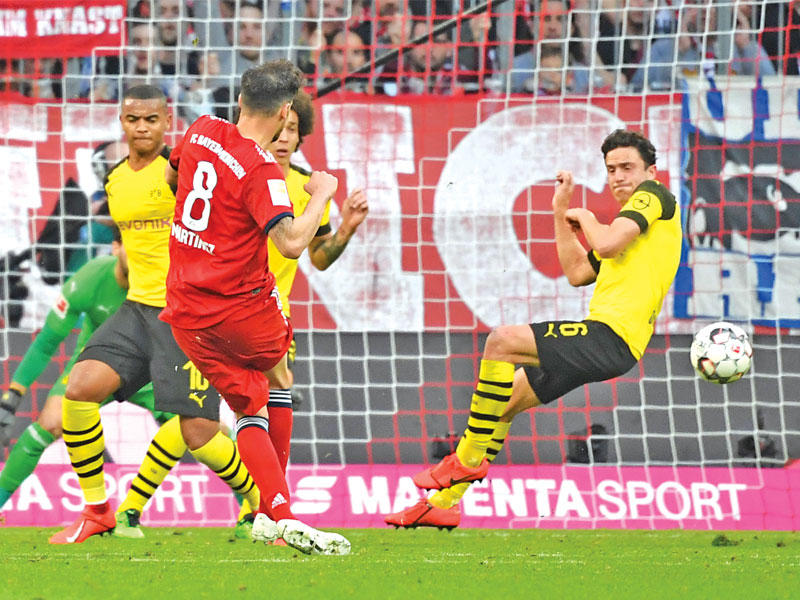 خافيير مارتينيز نجم بايرن يسجل في مرمى بروسيا دورتموند