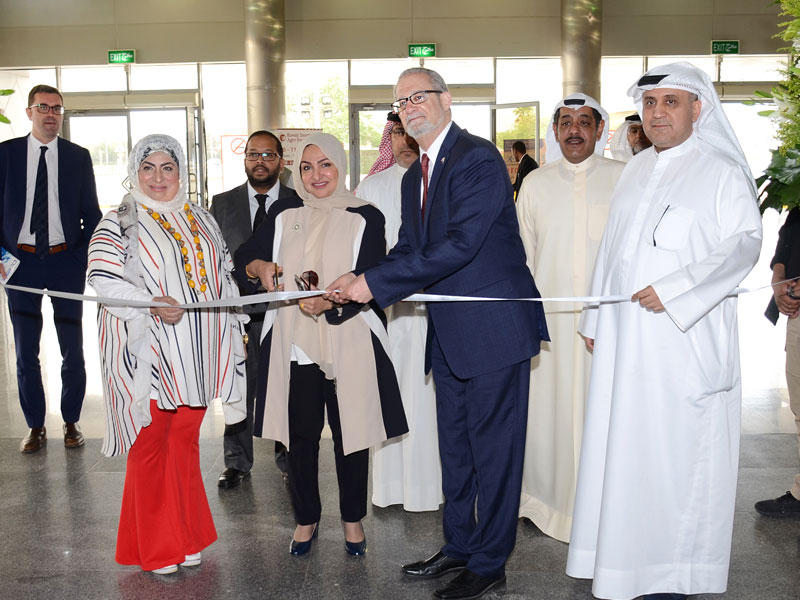 السفير الأميركي والماجد خلال افتتاح المعرض