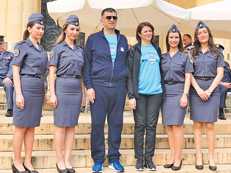 وزيرة الداخلية والبلديات ريا الحسن والمدير العام لقوى الأمن الداخلية عماد عثمان خلال ماراثون قوى الأمن أمس