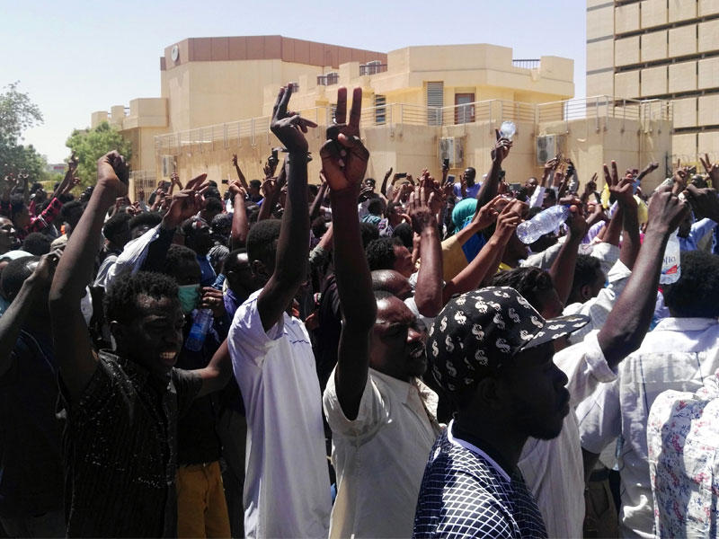 سودانيون يتظاهرون لليوم الثاني على التوالي أمام مقر هيئة الأركان في الخرطوم أمس (أ ف ب)