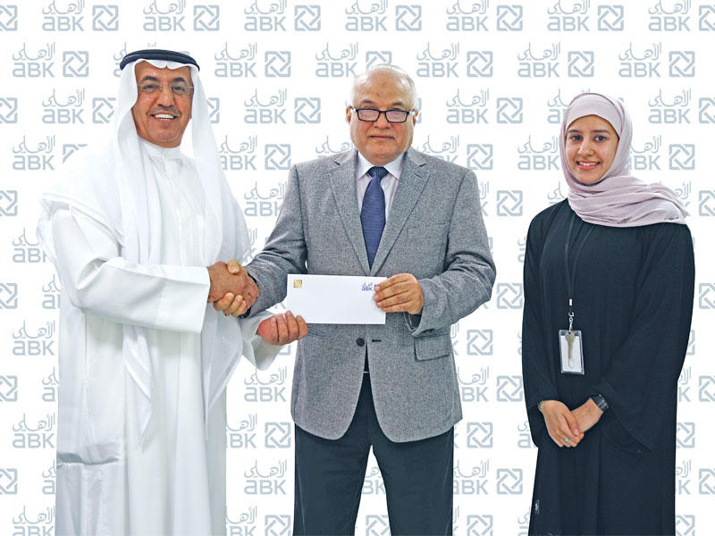 فوزي الثنيان يسلم مبلغ الرعاية للدكتور عبدالنبي العطار