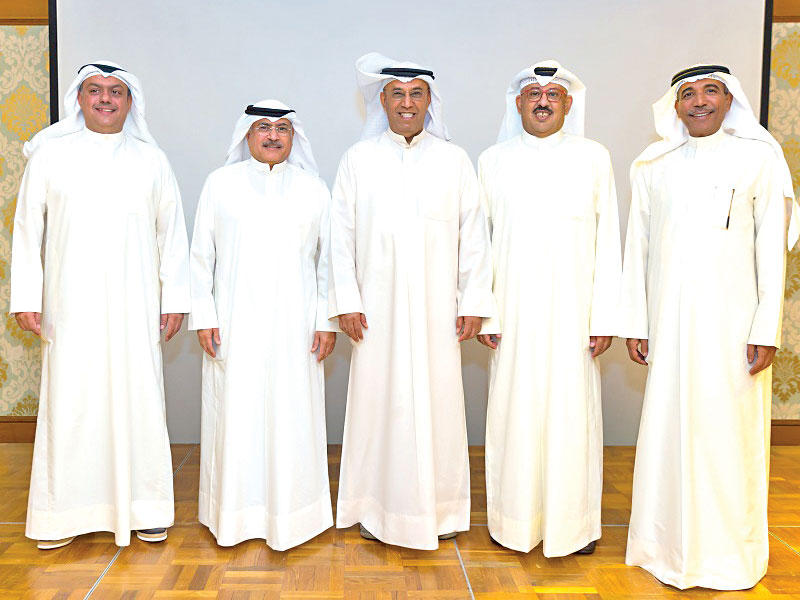 الخميس يتوسط العيسى  والنصف خلال التكريم