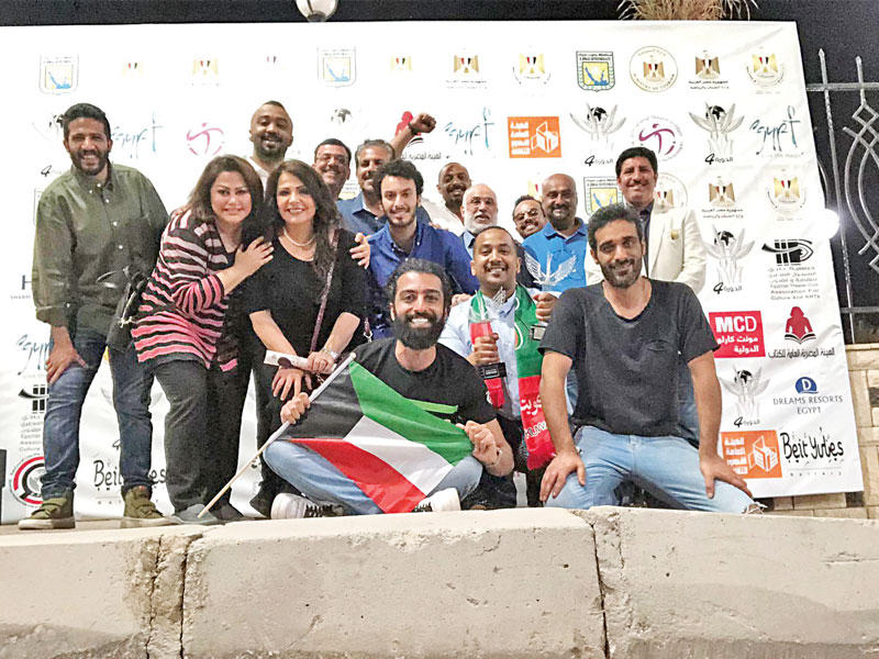 يوسف الحشاش محاطاً بفريق العمل والفيلكاوي