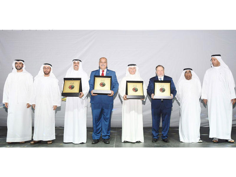 رؤساء الاتحادات الدولية والقارية للرماية خلال افتتاح بطولة كأس العالم لرماية الأطباق في مدينة العين الاماراتية