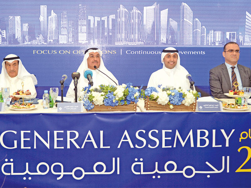 الرشيد والصقعبي خلال اجتماع الجمعية العمومية (تصوير عبدالله الخلف)