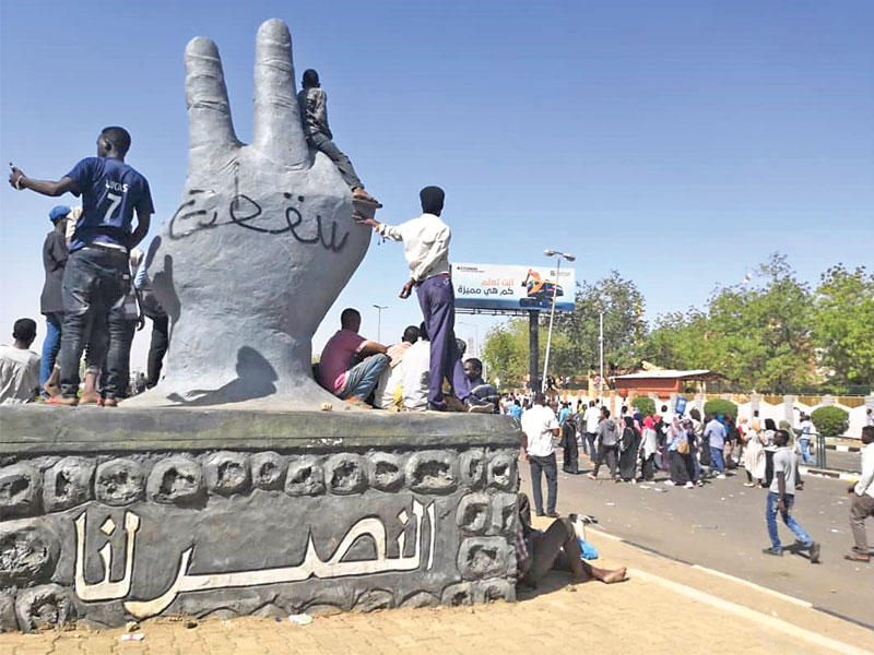 سودانيون يتظاهرون أمام مقر القيادة العامة للجيش في الخرطوم امس (أ ف ب)