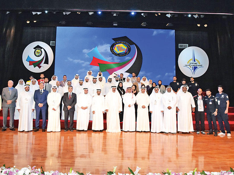 صورة جماعية للمكرمين في الحفل