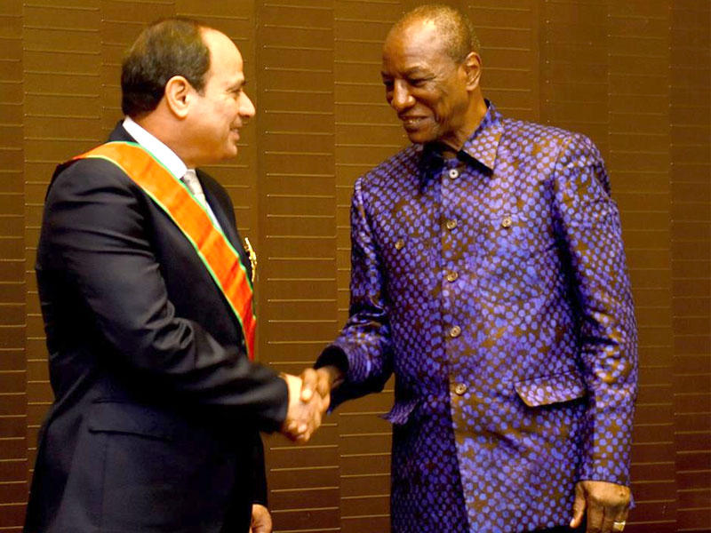 كوندي مستقبلاً السيسي في كوناكري أمس الأول (رئاسة الجمهورية) 