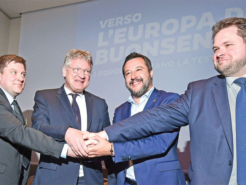  سالفيني ومويتن وكوترو وأندر فيستيسن من «حزب الفنلنديين» في ميلانو أمس (أ ف ب)