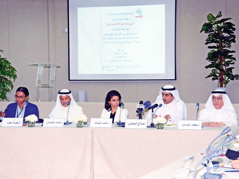 وكيل المناهج صلاح الماجدي أثناء مناقشة رخصة المعلم