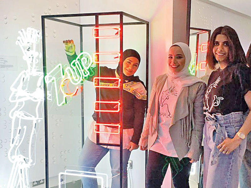  جانب من الطالبات المشاركات في المسابقة