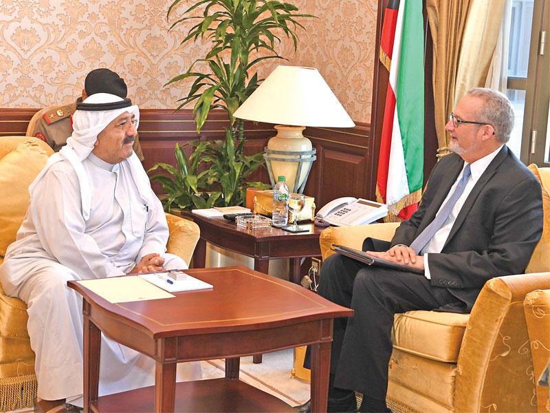 ناصر الصباح مستقبلاً السفير الأميركي أمس