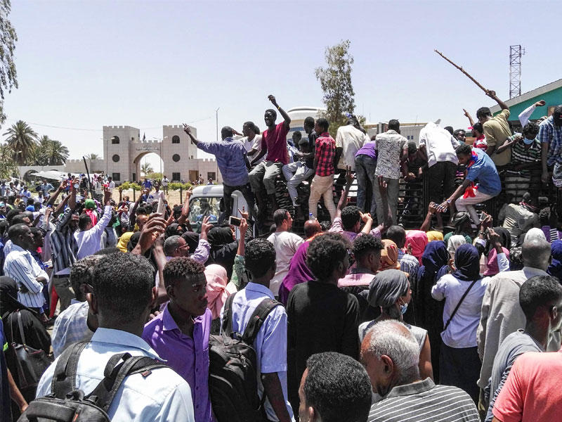 السودانيين يتظاهرون أمام مقر القيادة العسكرية في العاصمة الخرطوم