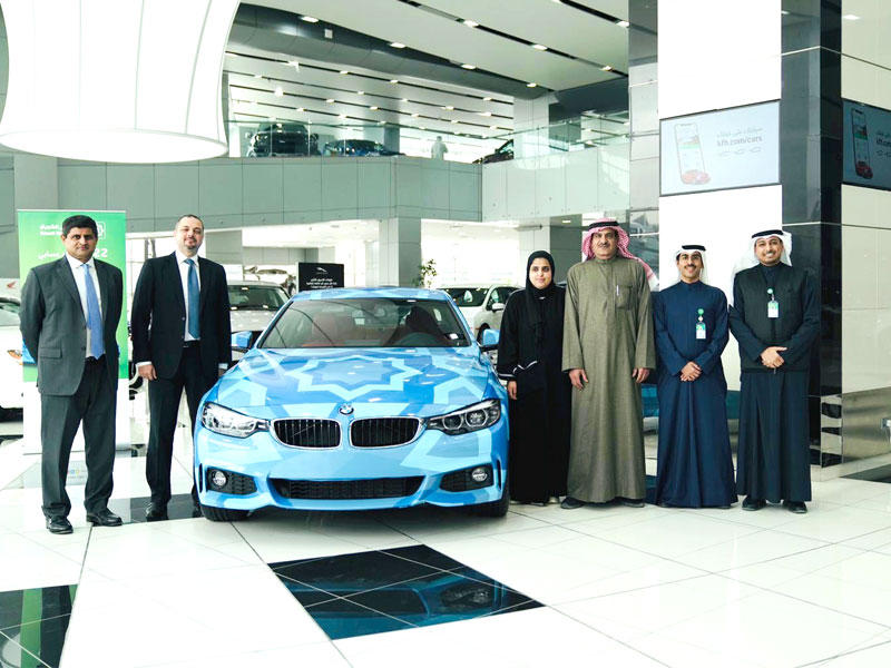 نايفة الشمري تتسلم جائزتها من معرض «بيتك» في الشويخ