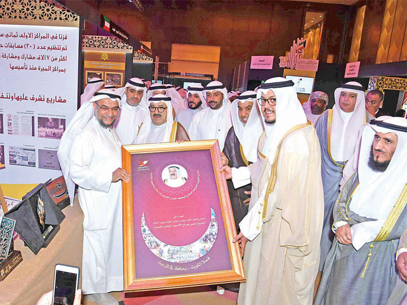 ناصر صباح الأحمد والوزير الشعلة خلال جولة في المعرض