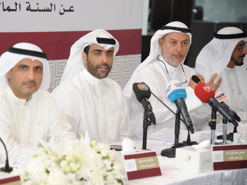 فهد الغانم متوسطاً منصور المبارك وعبدالعزيز المرزوق