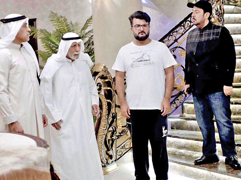 الصلال يتوسط المسلم والبلام في مشهد من العمل