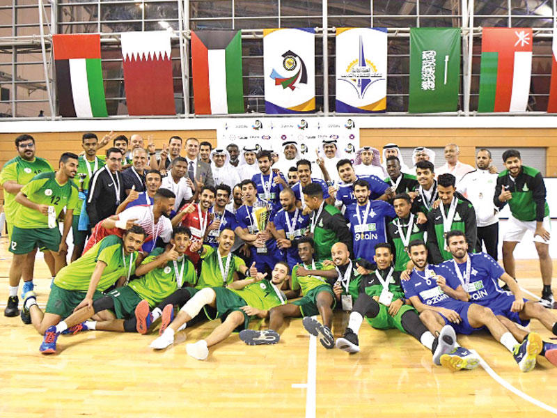 صورة جماعية على منصة التتويج