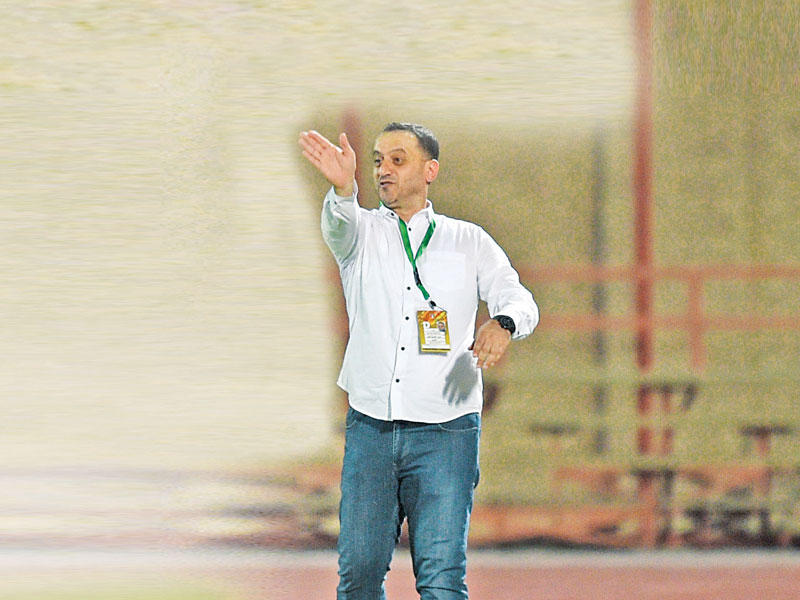  مدرب الفريق الأول لكرة القدم بالنادي العربي حسام السيد