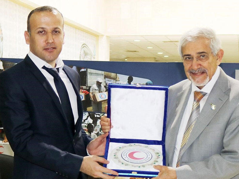 امين عام جمعية الهلال الاحمر الطاجيكستاني كربنيون بهادور يقدم درع تذكاري لرئيس مجلس ادارة الهلال الاحمر الكويتي الدكتور هلال الساير