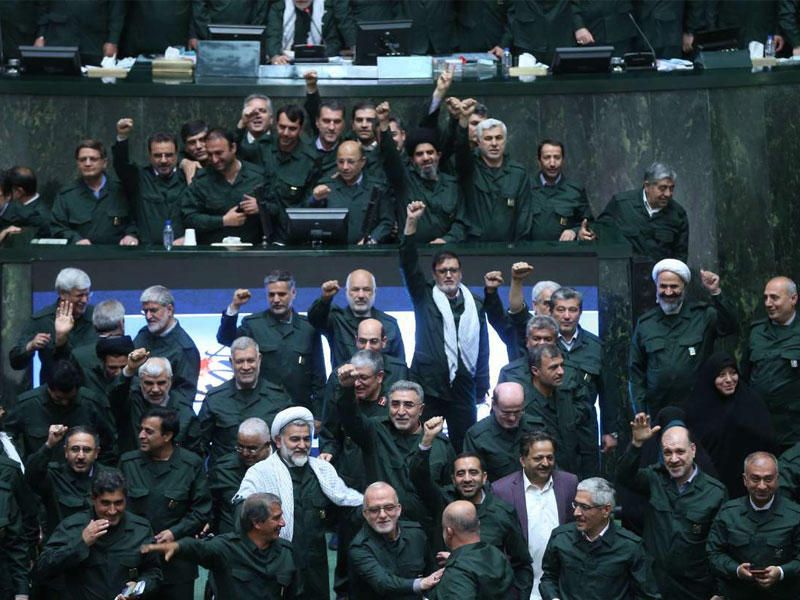 نواب إيرانيون يرتدون بزة الحرس الثوري تضامناً معه خلال جلسة مجلس الشورى في طهران أمس t(أرنا)