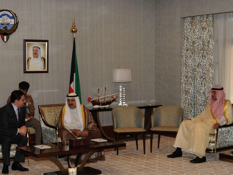 ناصر الصباح مستقبلاً بوريطة بحضور الخالد