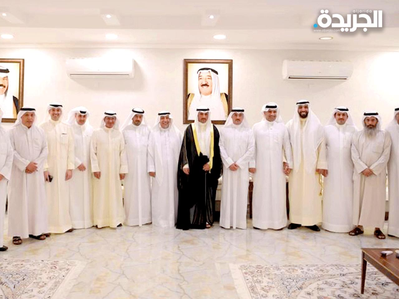 سفير الكويت لدى قطر حفيظ العجمي في صورة جماعية مع الوفد البرلماني