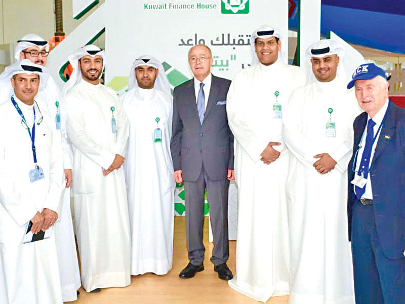 فريق «بيتك» في جناح البنك في المعرض الوظيفيn