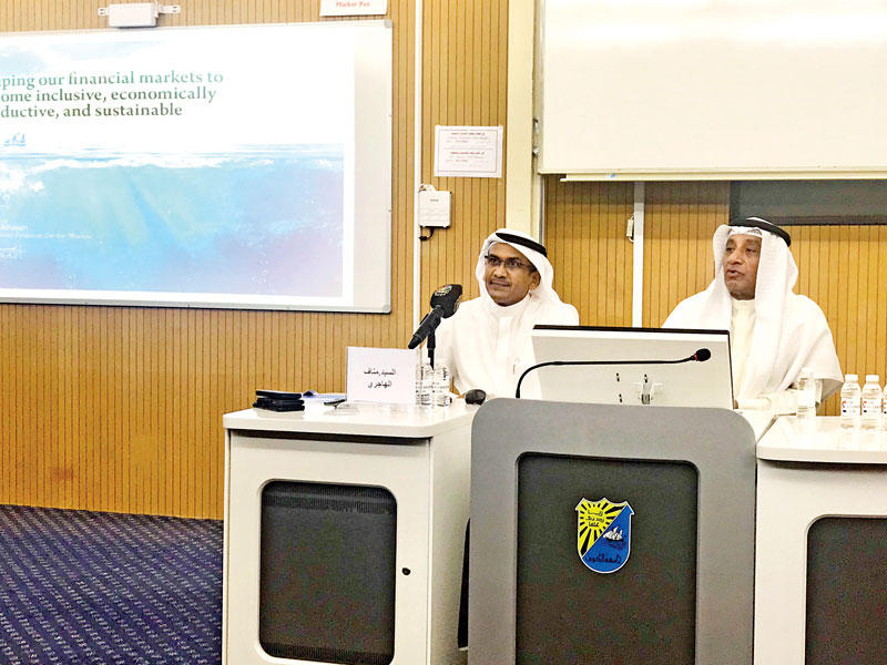 الهاجري متحدثاً خلال المحاضرة