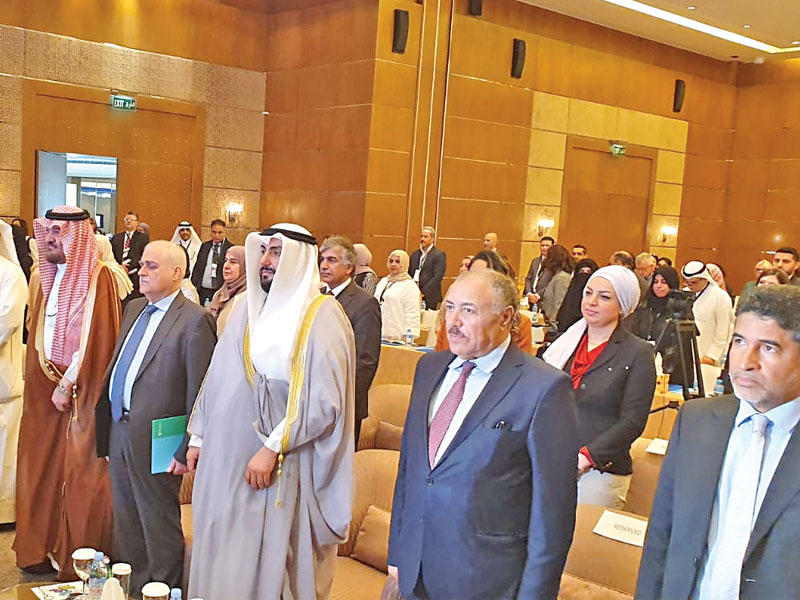 وزير الصحة ونظيراه اللبناني والأردني والمنظري خلال المؤتمر