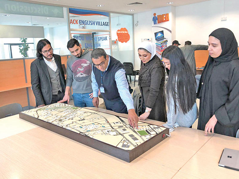 الطلاب خلال عرض المشروع