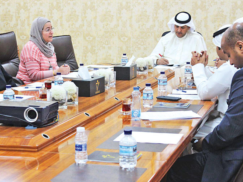 العازمي خلال الاجتماع