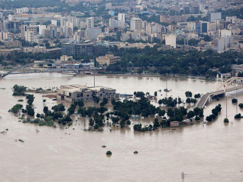 أمرت سلطات محافظة خوزستان في جنوب غرب إيران أمس 60 ألف شخص بإخلاء منازلهم في مدينة الأهواز المهددة بالفيضانات. وأعلن حاكم المحافظة غلام رضا شريعتي أن أمر الإخلاء اتخذ «بشكل وقائي واحتياطي بهدف تجنب أي خطر على السكان».nوفي الصورة مشهد عام يظهر غرق قرية بمياه السيول في الأهواز جنوب غرب إيران أمس الأولt  (أ ف ب)