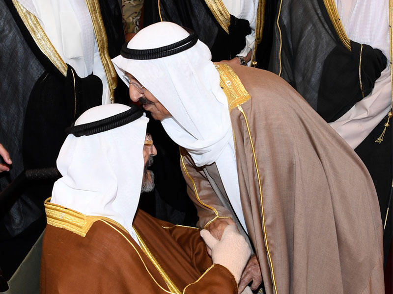 صاحب السمو لدى عودته من النمسا أمس وفي استقباله سالم العلي