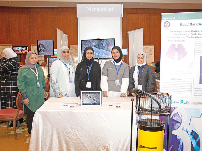 طلبة الهندسة والبترول مع مشاريعهم