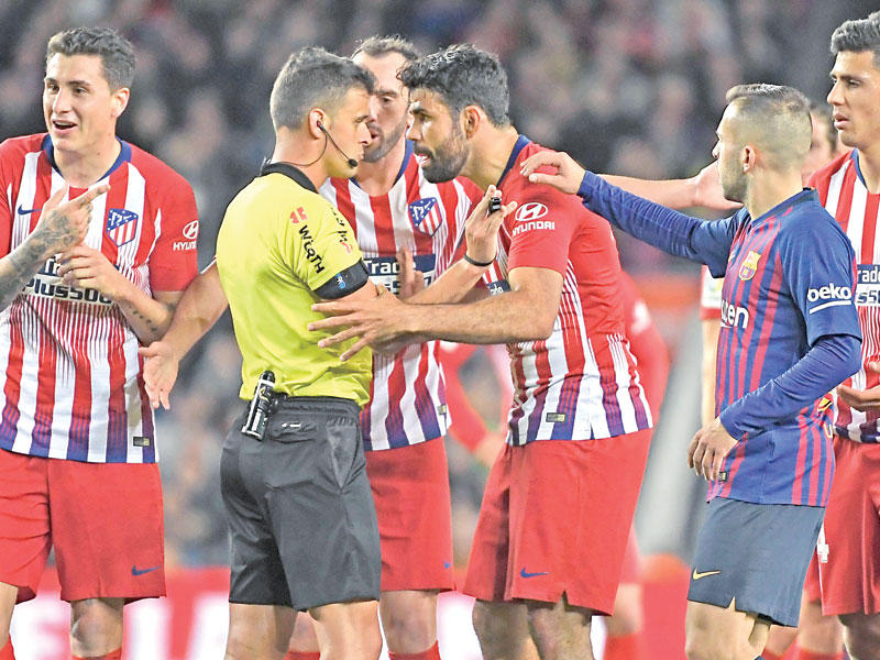 دييغو كوستا خلال جداله مع حكم المباراة