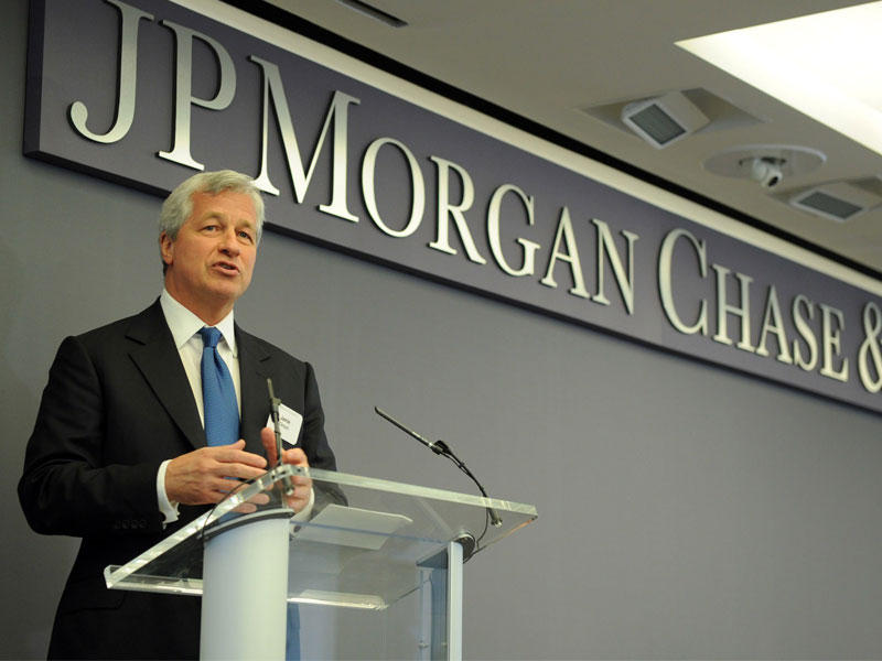 عندما يتحدث ديمون رئيس جي بي مورغان يستمع عالم المال