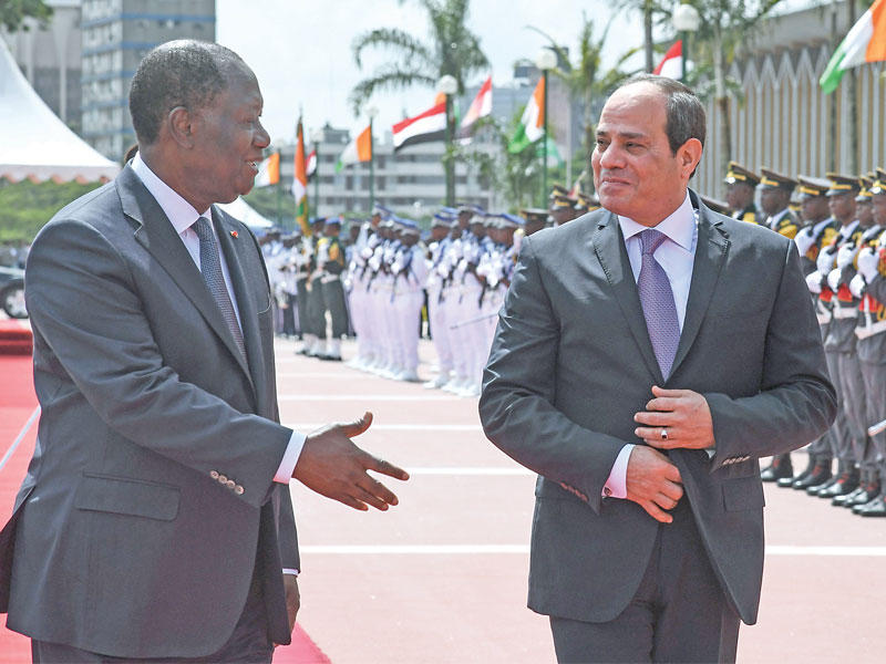 واثارا مستقبلاً السيسي في أبيدجان أمس (أ ف ب)