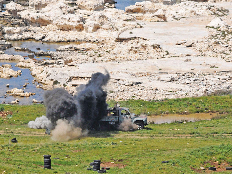 مناورات عسكرية للجيش اللبناني في منطقة حامات أمس (أ ف ب)