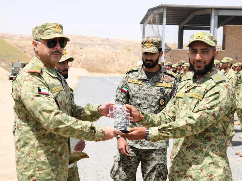 تكريم أحد خريجي الدورات