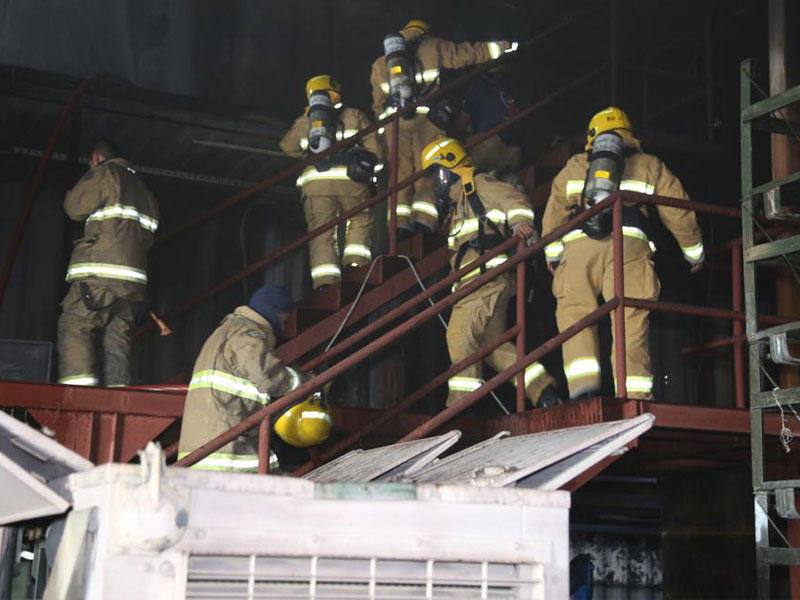 رجال الإطفاء خلال إخماد الحريق